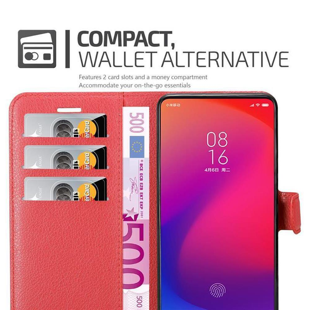 Portafoglio rosso per custodia del telefono con carte e contanti all'interno, telefono a destra. Testo in alto: alternativa portafoglio compatto.