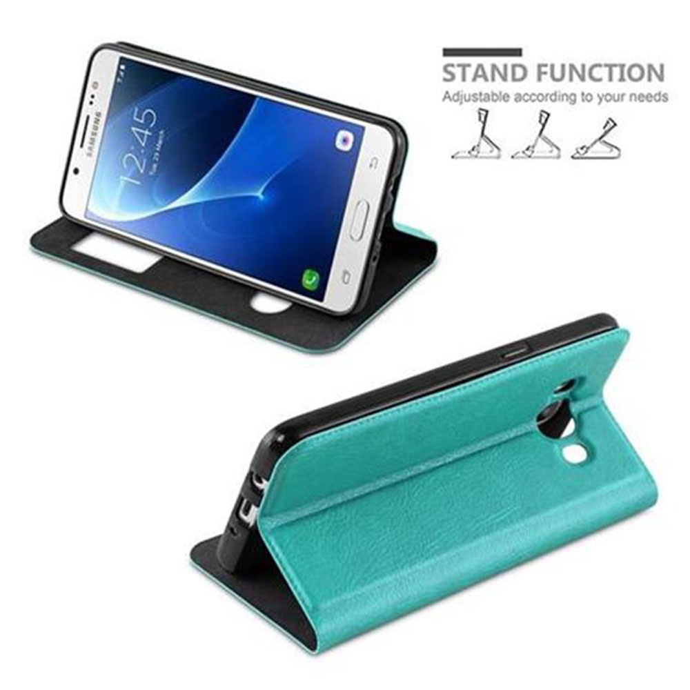 Un teléfono en una funda color turquesa, mostrado abierto y apoyado para su visualización.