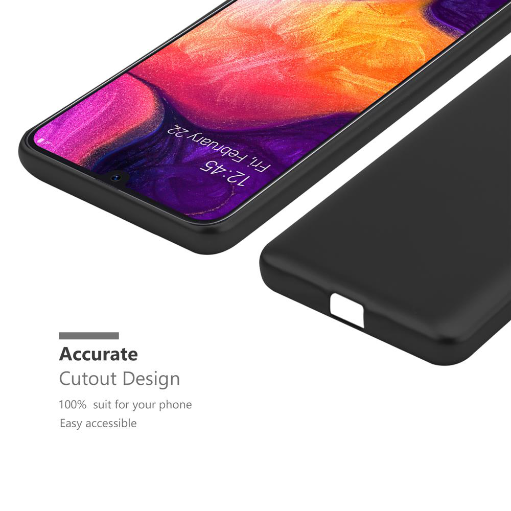 Schwarzes Telefon mit schwarzer Hülle. Bildschirm zeigt Datum und Uhrzeit. Präzises Hüllendesign.