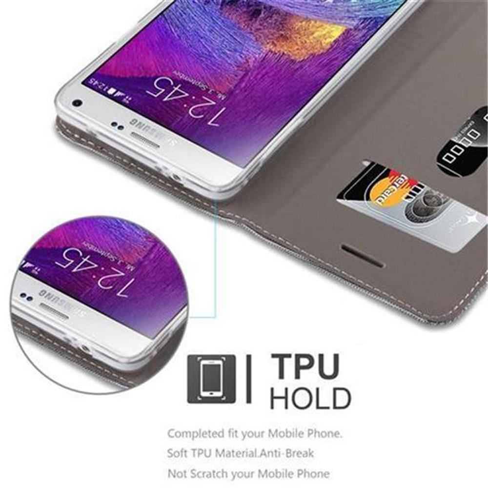 Smartphone bianco in una custodia aperta. La custodia è grigia, con carta di credito e testo.