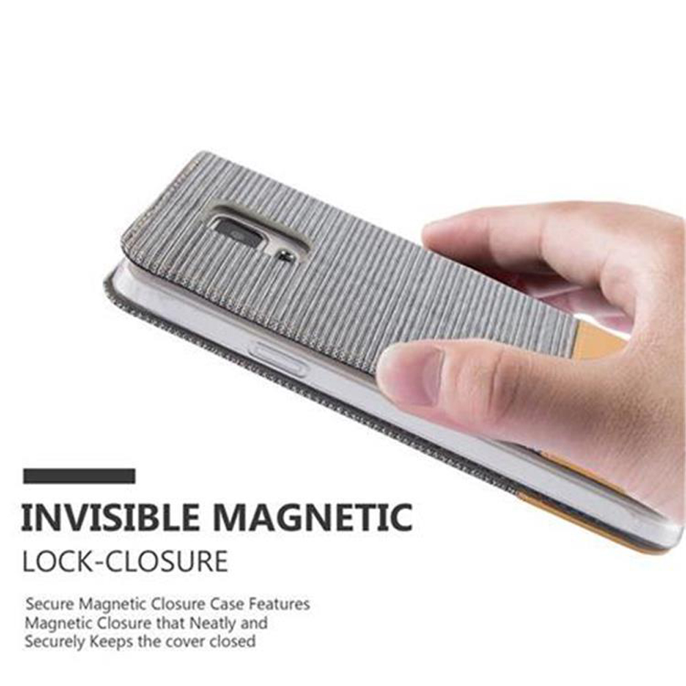 Mano che tiene un telefono in una custodia, con chiusura magnetica, mostrando il design del telefono.