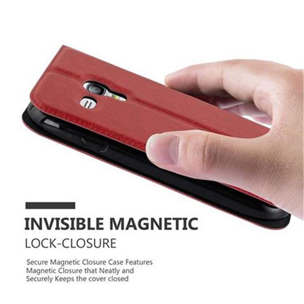 Mano che chiude una custodia per telefono rossa, evidenziando una funzione di chiusura magnetica.