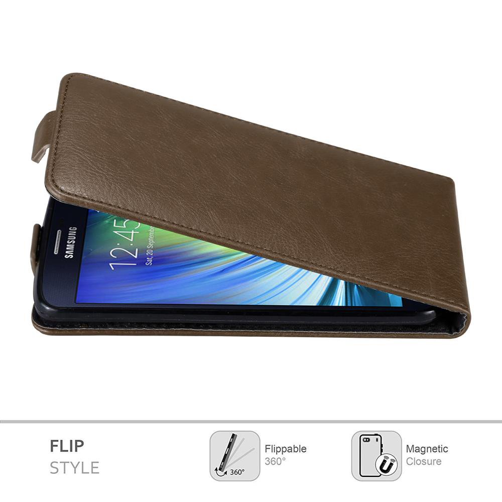 Custodia marrone per telefono con un telefono all'interno. Il telefono visualizza l'ora.