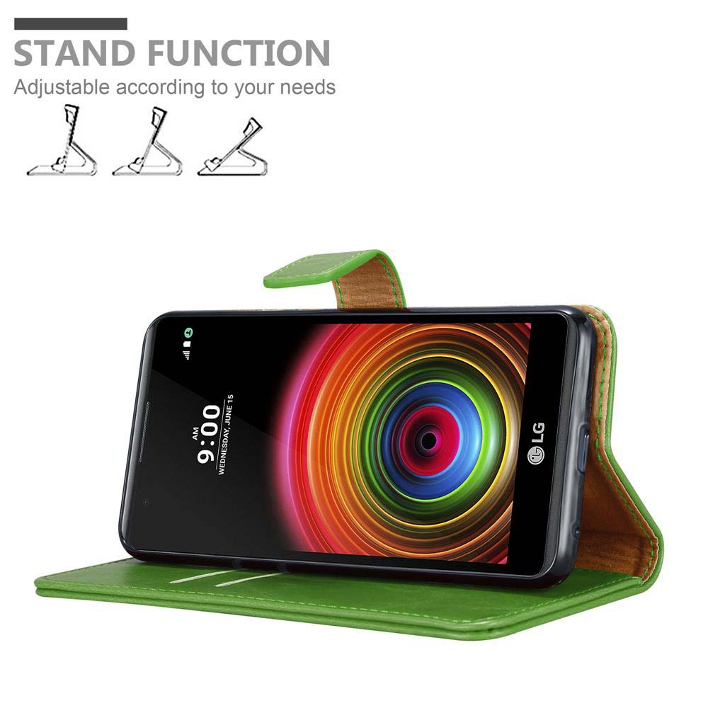 Una custodia verde con un telefono dentro. La custodia può stare in piedi.