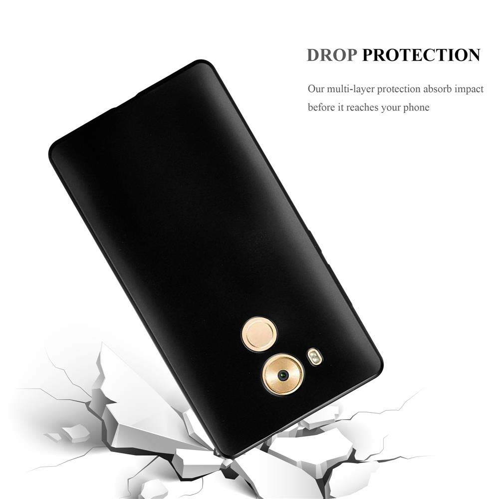 Teléfono con funda, cayendo sobre concreto destrozado. El teléfono es negro, la funda absorbe el impacto.