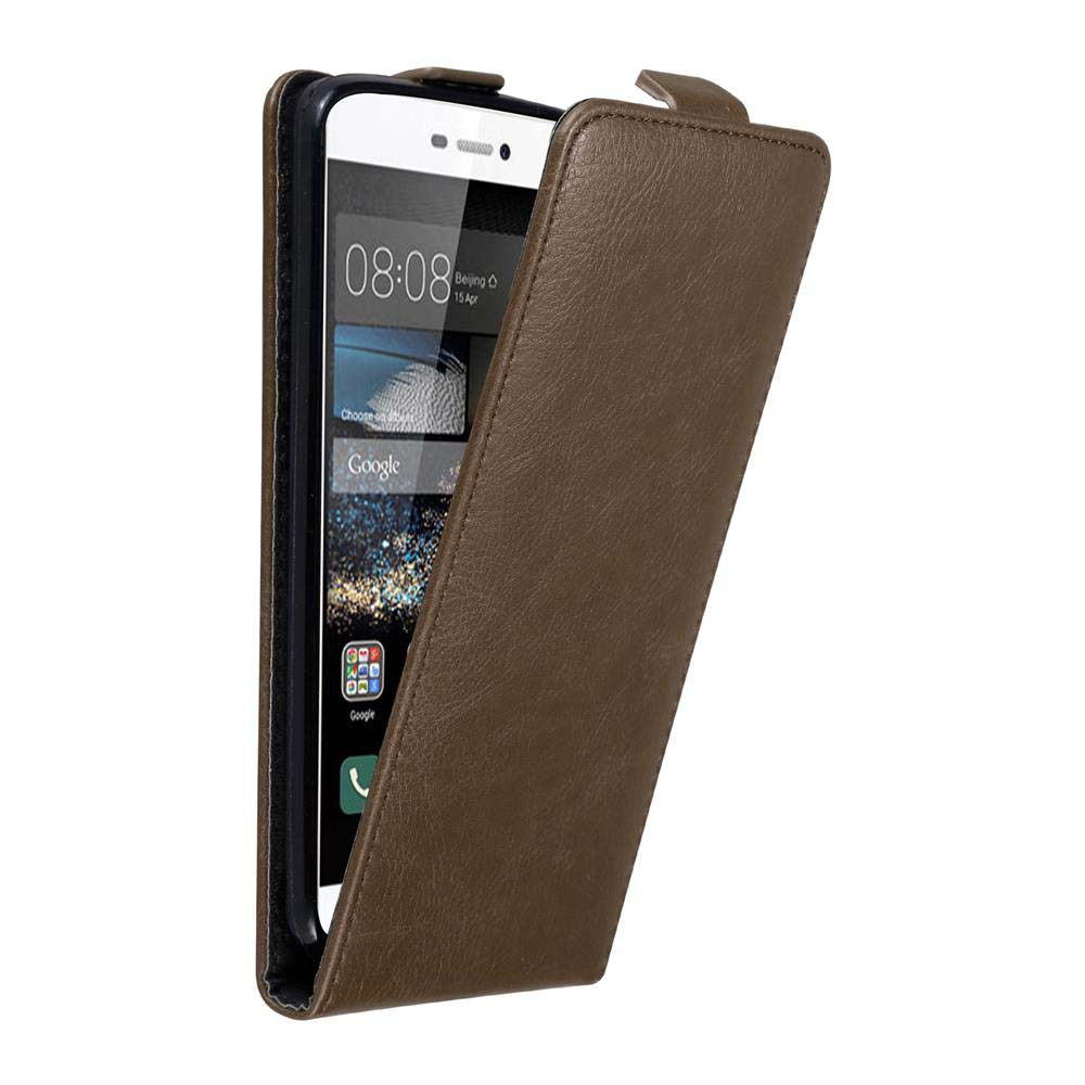 Teléfono en funda de cuero marrón. La pantalla muestra la hora y Google.
