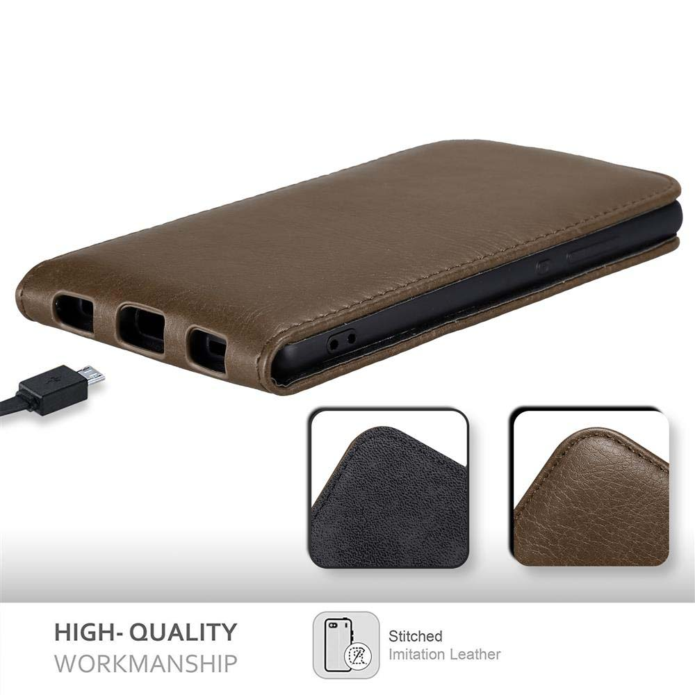 Funda de teléfono de cuero marrón con cable de carga y dos pequeños detalles de cuero en primer plano.