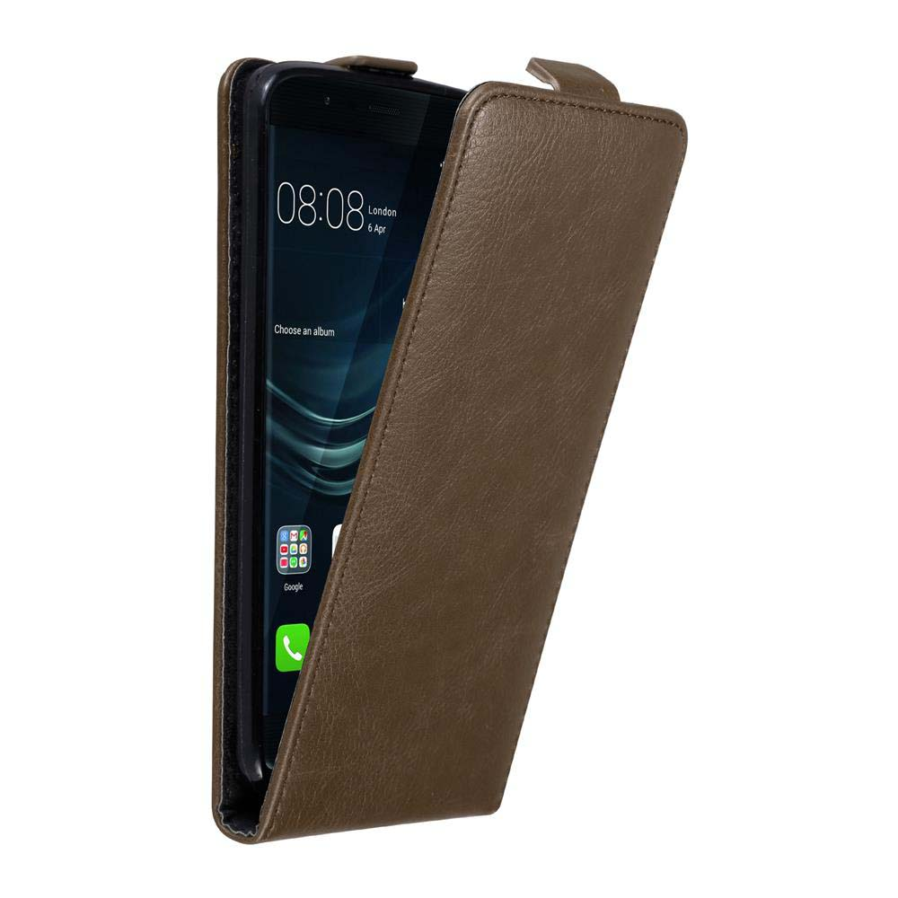 Funda de teléfono marrón, parcialmente abierta, mostrando un teléfono con aplicaciones en la pantalla.