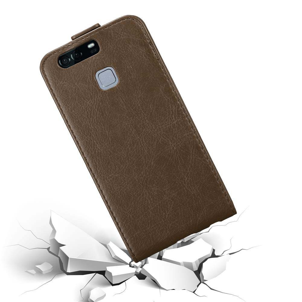 Funda de teléfono marrón, cayendo. La funda es marrón, mostrando un teléfono. Tiene un borde cosido.