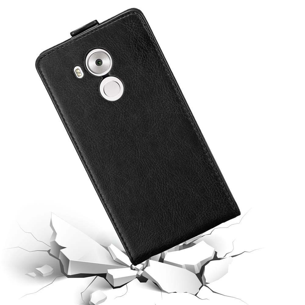 Funda de teléfono negra sobre fondo blanco, con orificio para cámara. Funda inclinada, suelo agrietado debajo.