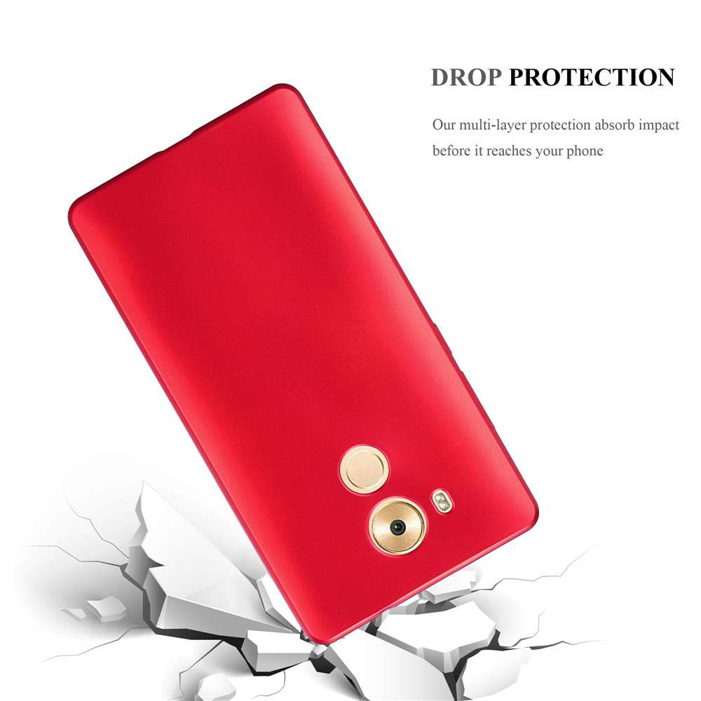 Una funda roja para teléfono se cae y se rompe. La funda del teléfono está sobre un fondo blanco.