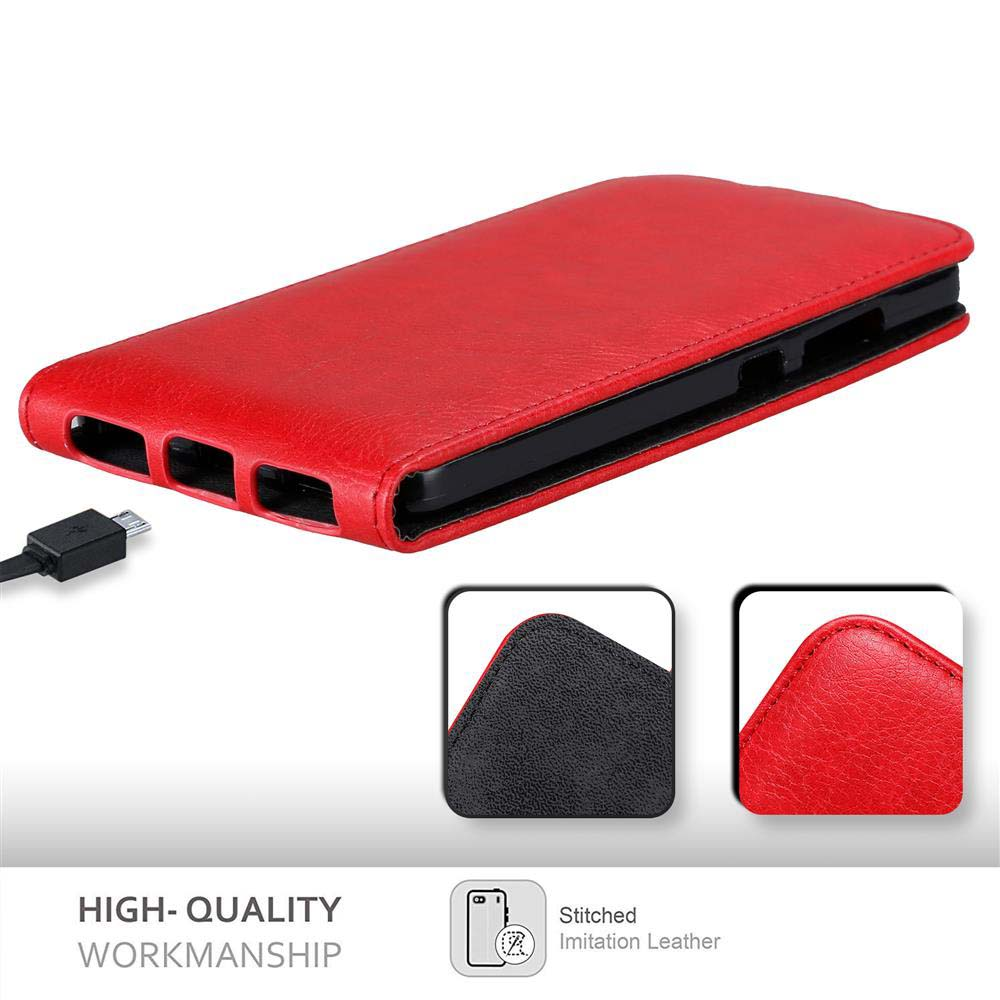 Custodia rossa per telefono con interno nero, porta di ricarica e dettagli di qualità.