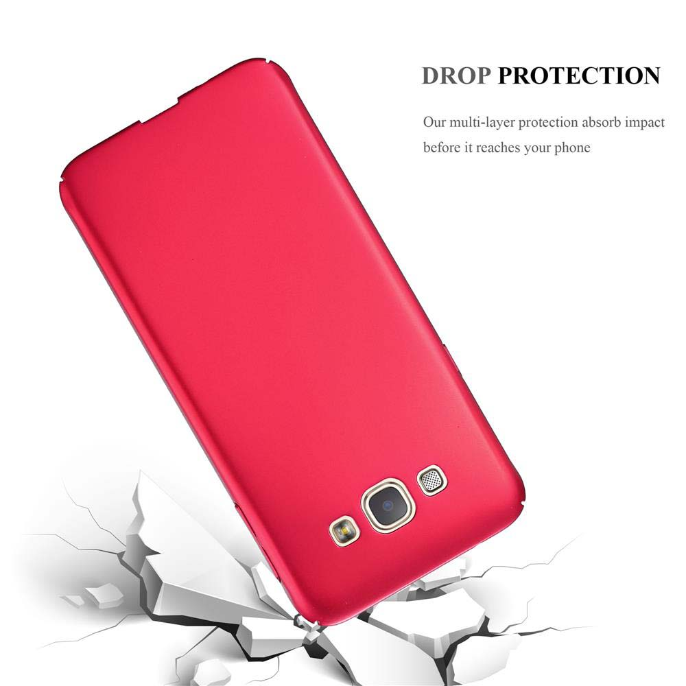 Custodia del telefono rossa che cade su un terreno rotto, mostrando la protezione dalle cadute.