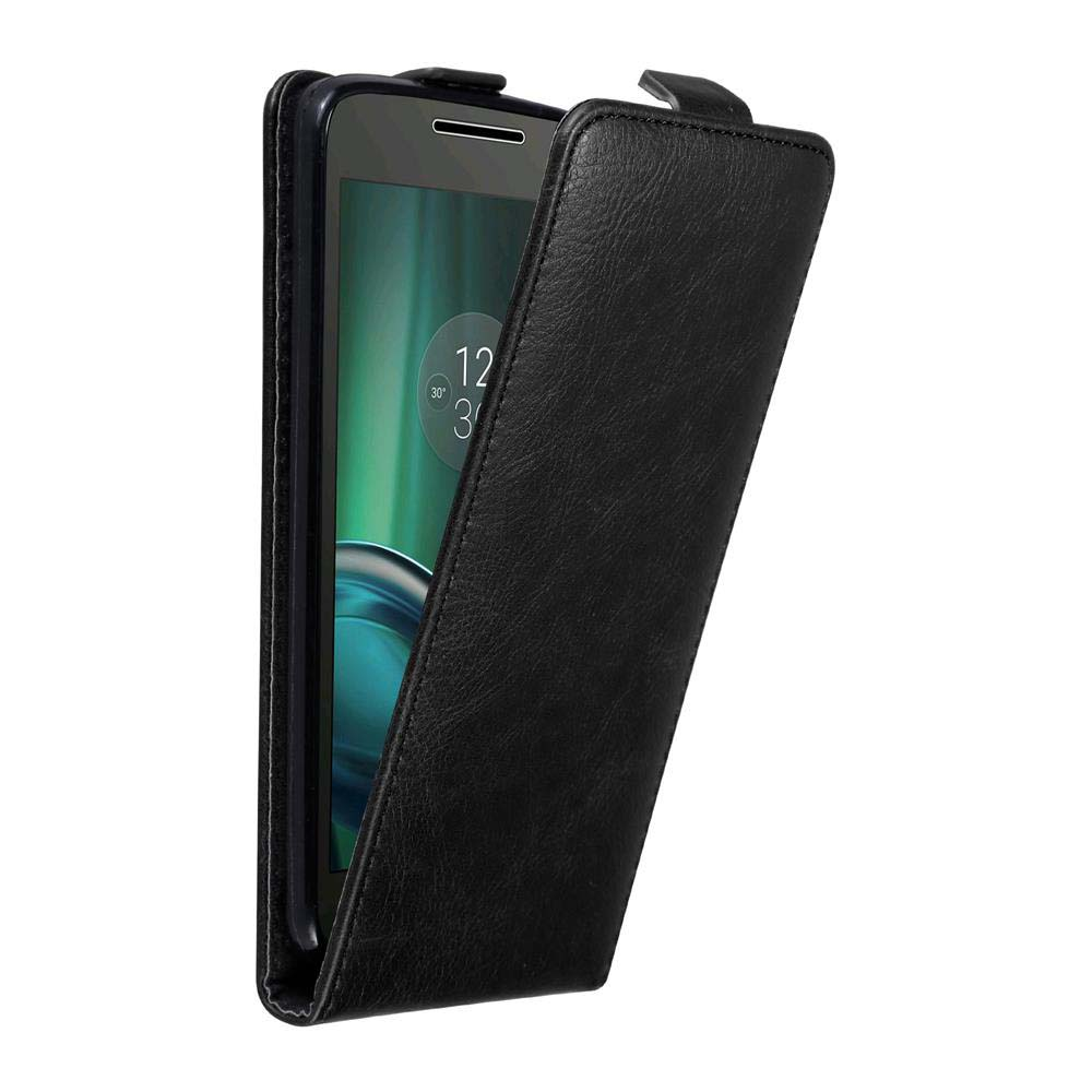 Una funda de teléfono negra, abierta, mostrando una pantalla de teléfono con hora, aislada sobre blanco.