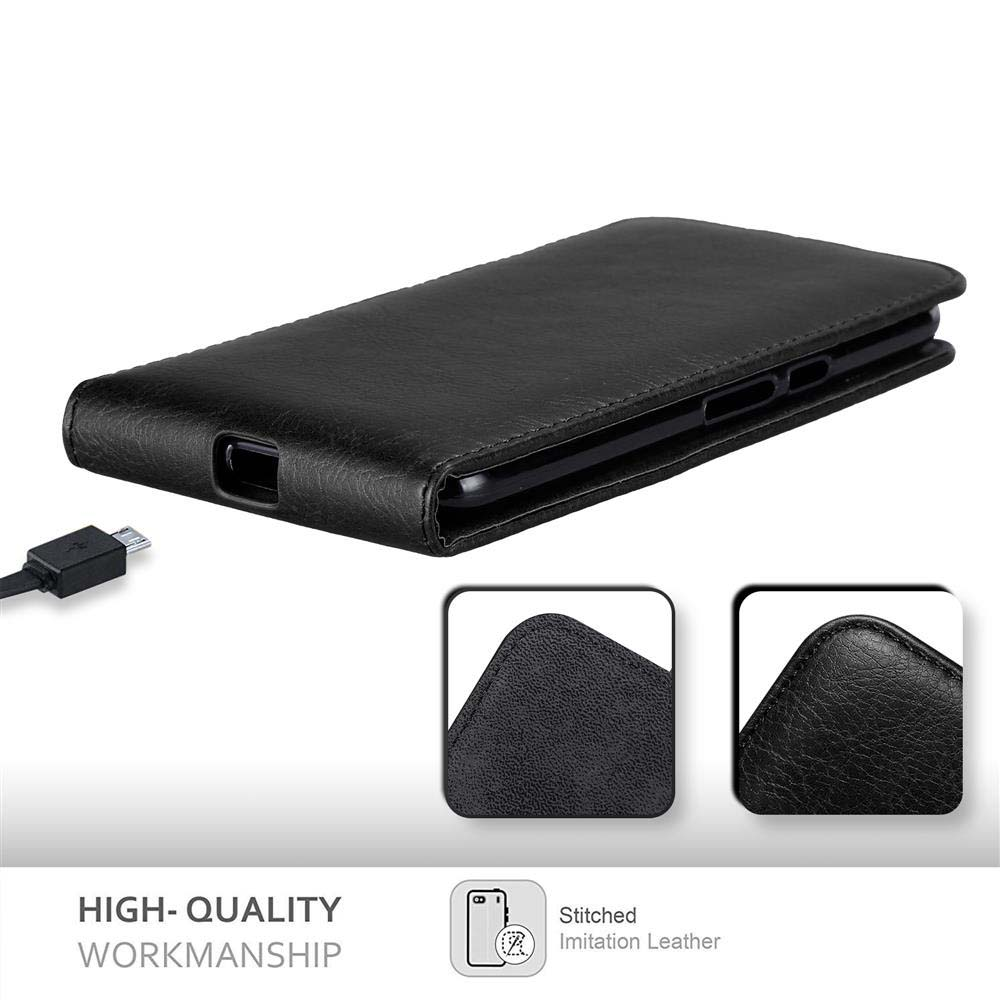 Funda de teléfono de cuero negro. Un cable de carga está a la izquierda. Se muestran detalles de costuras y cuero en primeros planos.