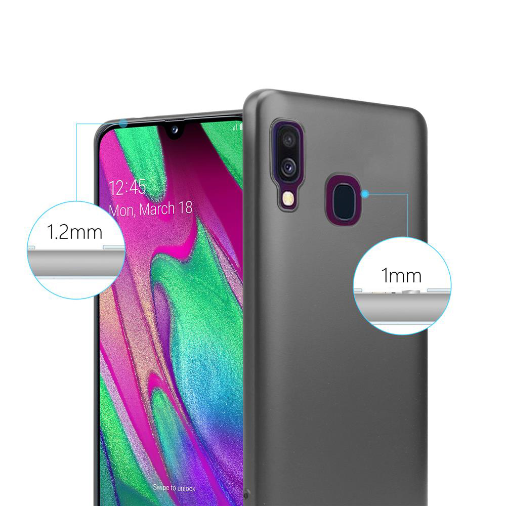Primo piano di uno smartphone con custodia grigia. Lo schermo mostra un'immagine astratta e colorata. Sullo schermo ci sono delle misure.