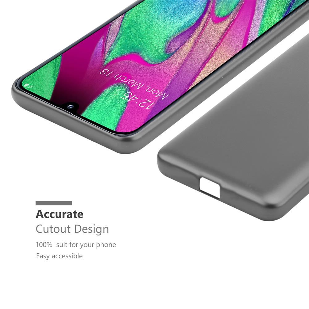 Un telefono in una custodia grigia, che mostra un design di ritaglio accurato per il telefono.