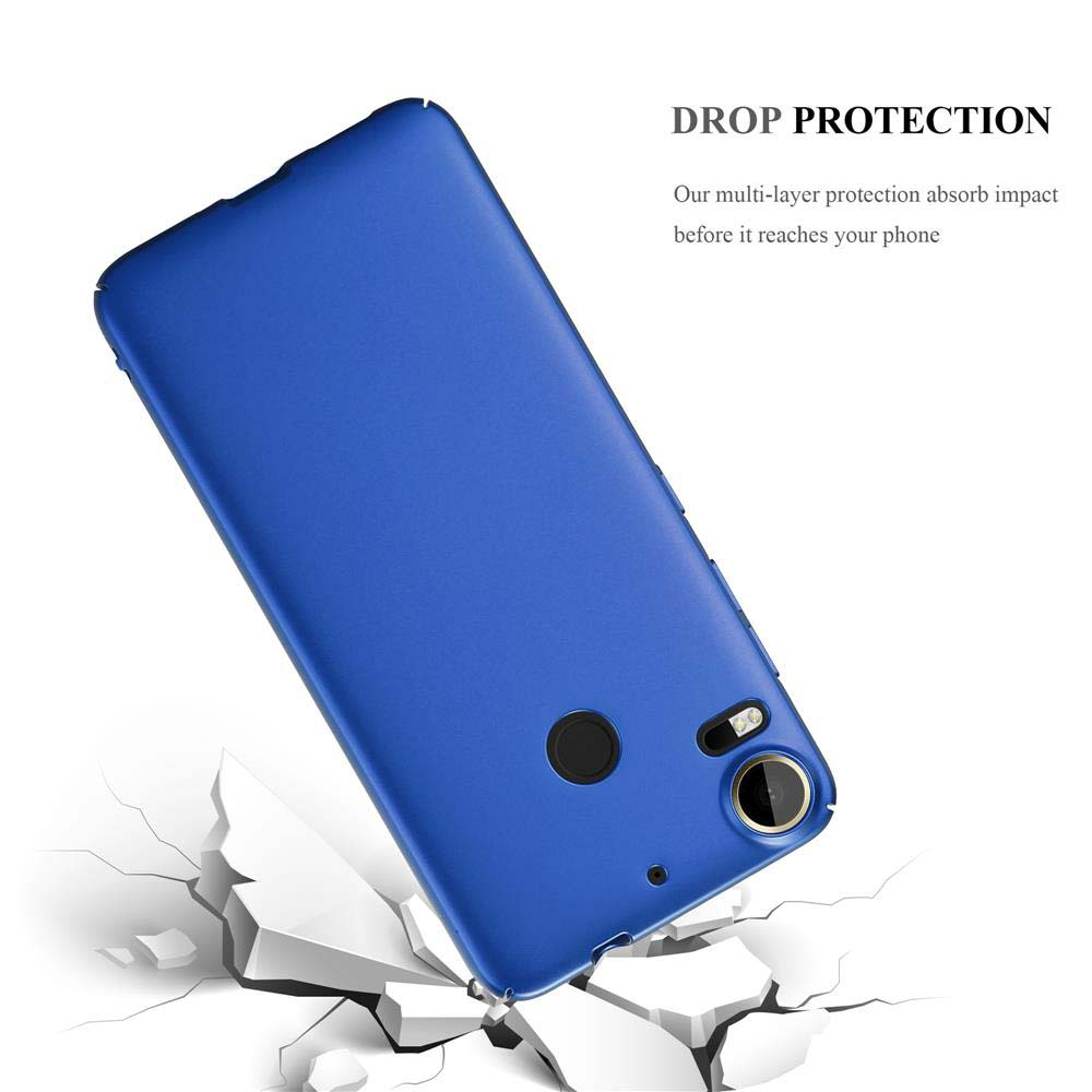 Blaue Handyhülle mit Telefon, auf weißer Oberfläche. Beschädigt, Teile verstreut.