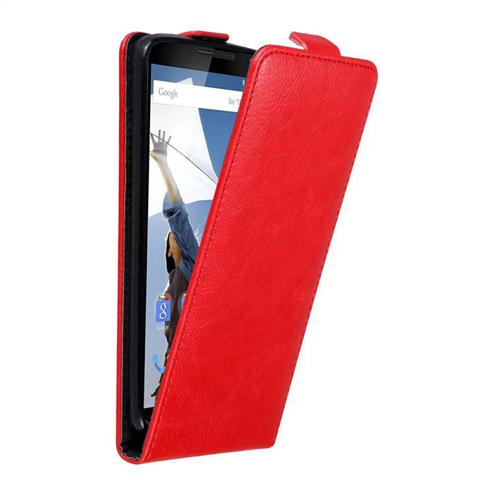 Un teléfono en una funda roja, abierto. La pantalla del teléfono muestra una persona con el logo de Google.
