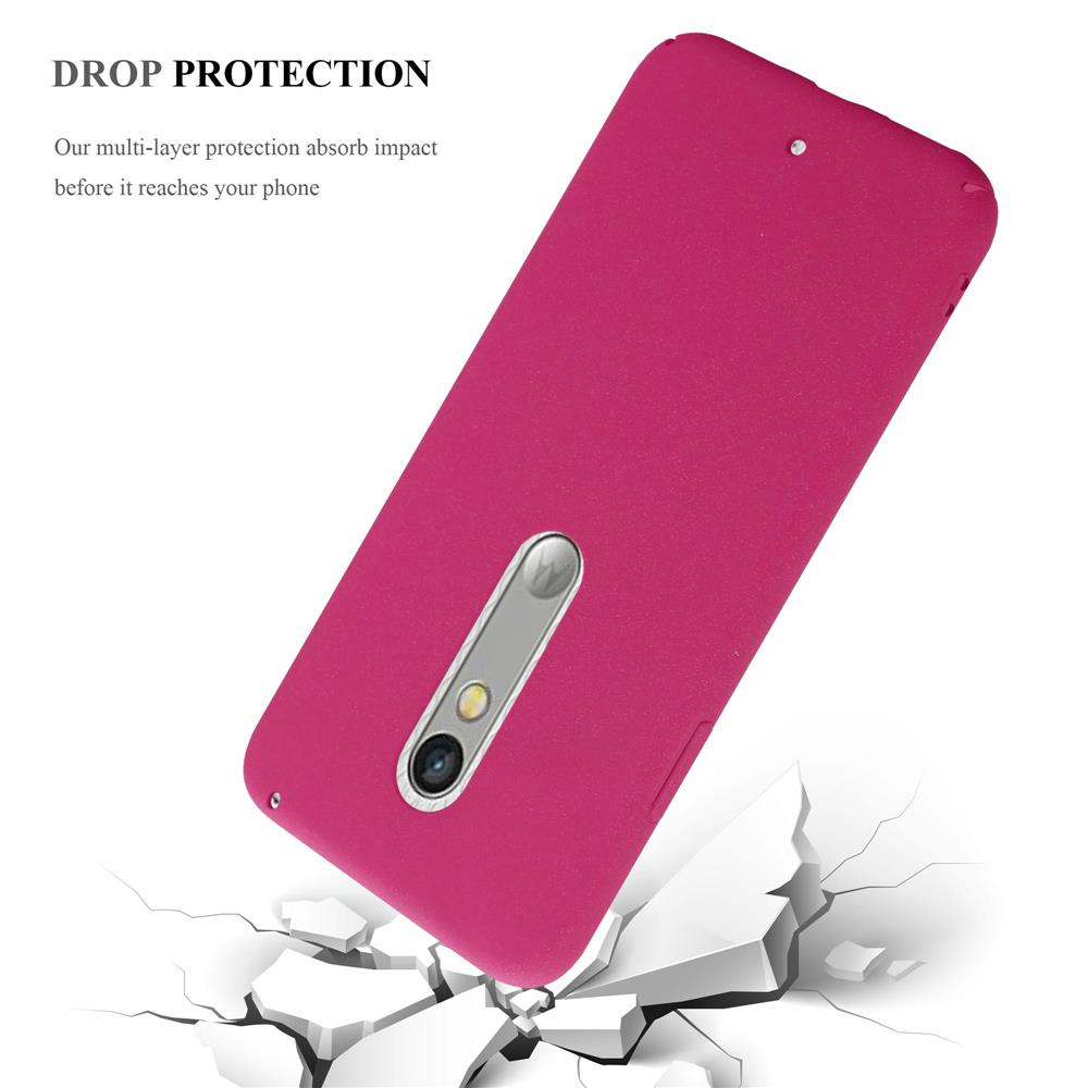 Custodia per telefono rosa che cade su cemento rotto. Fotocamera e flash visibili.