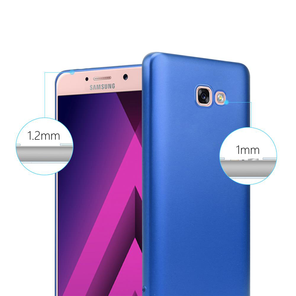 Una custodia blu per telefono accanto a un telefono rosa. La custodia ha un foro per la fotocamera. I cerchi mostrano lo spessore.