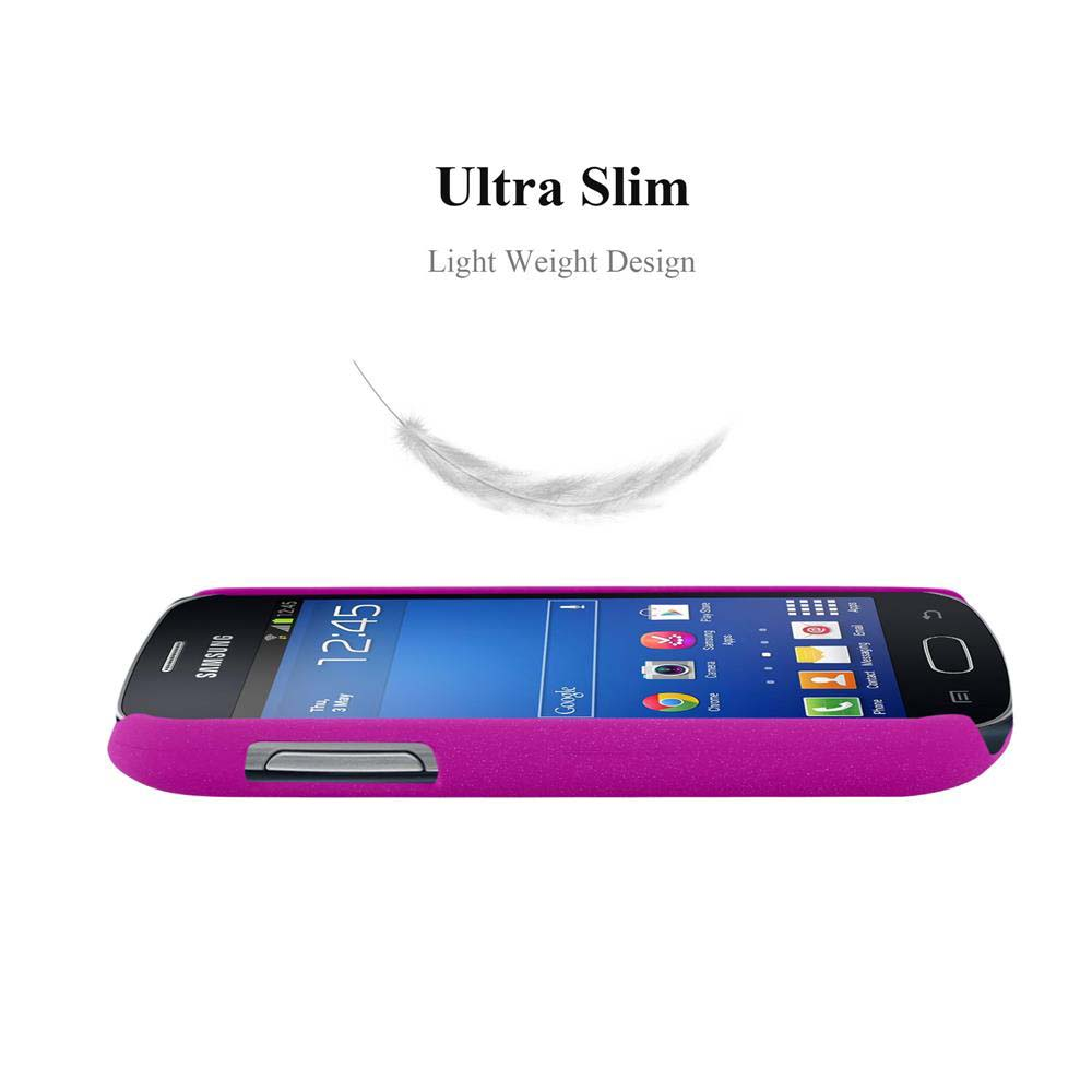 Un téléphone Samsung noir dans un étui violet. Le téléphone affiche l'heure. Fond blanc.