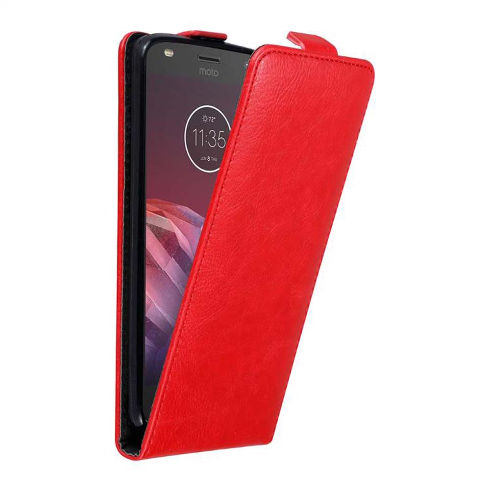 Una funda de teléfono roja con un teléfono dentro. El teléfono muestra la hora y un logotipo de Moto.