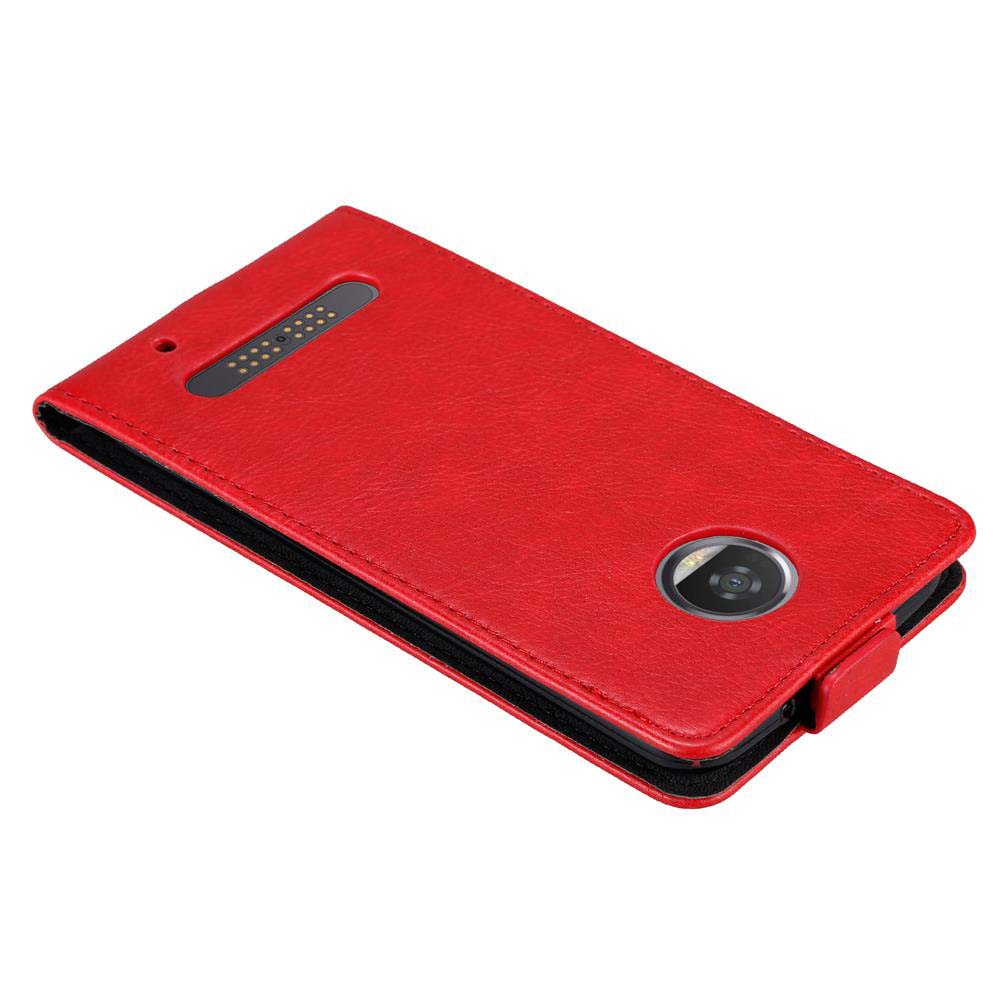 Funda roja para teléfono con el teléfono dentro. La funda tiene una abertura para la cámara y un pequeño altavoz.