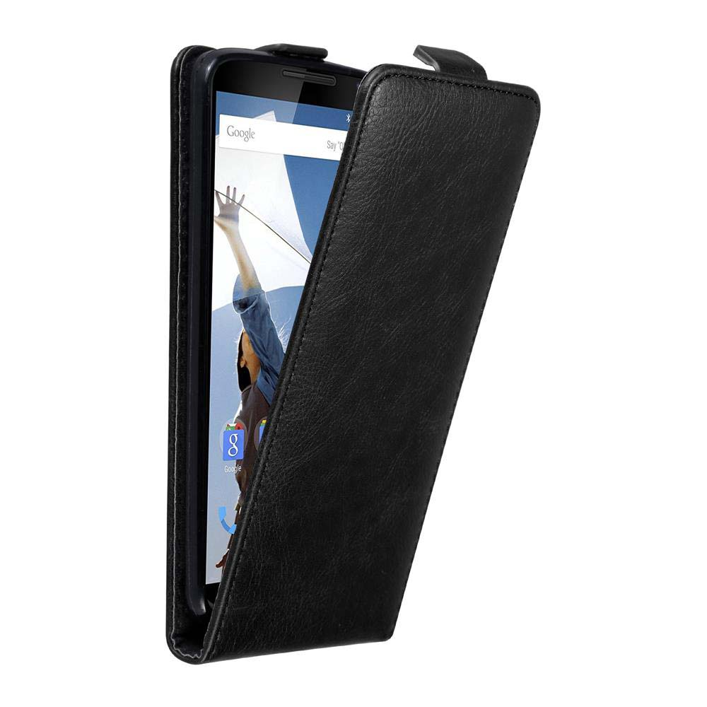 Funda negra para teléfono abierta para revelar la pantalla del teléfono. El teléfono muestra el logotipo de Google.