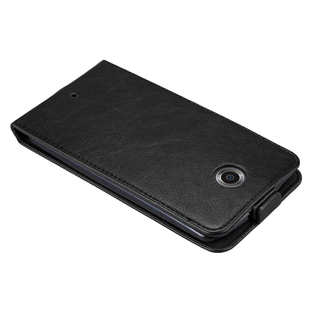 Una funda de teléfono de cuero negro, cerrada, con un orificio para la cámara. La funda está sobre un fondo blanco.