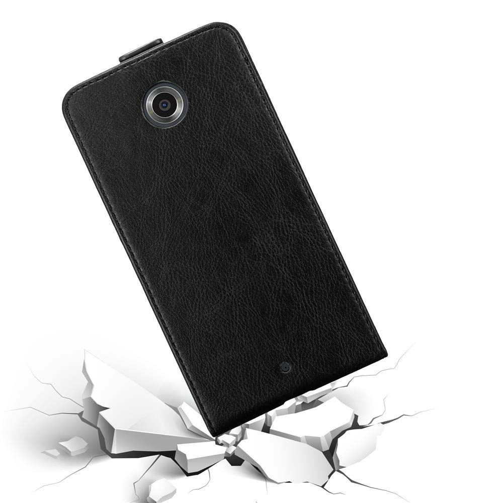 Funda de teléfono negra cayendo sobre una superficie agrietada. La funda tiene un orificio para la cámara.