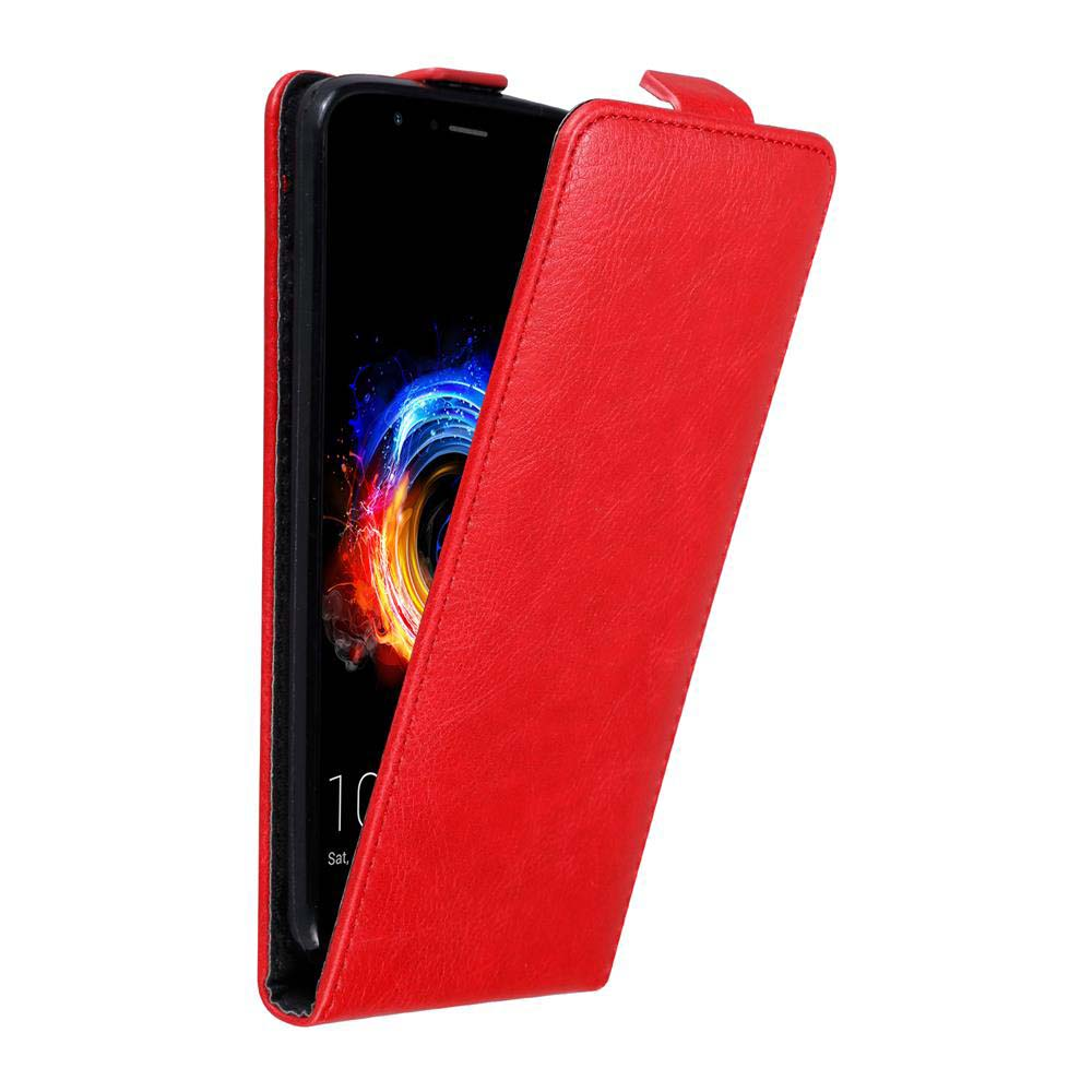 Una custodia per telefono rossa, aperta, che mostra uno schermo del telefono con un'immagine colorata, isolata.