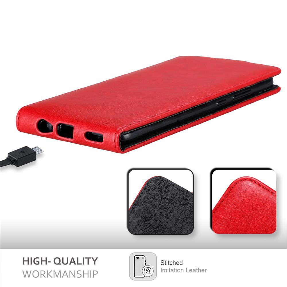 Custodia per telefono in pelle rossa. Un cavo di ricarica è collegato. Primi piani mostrano cuciture e dettagli in pelle.