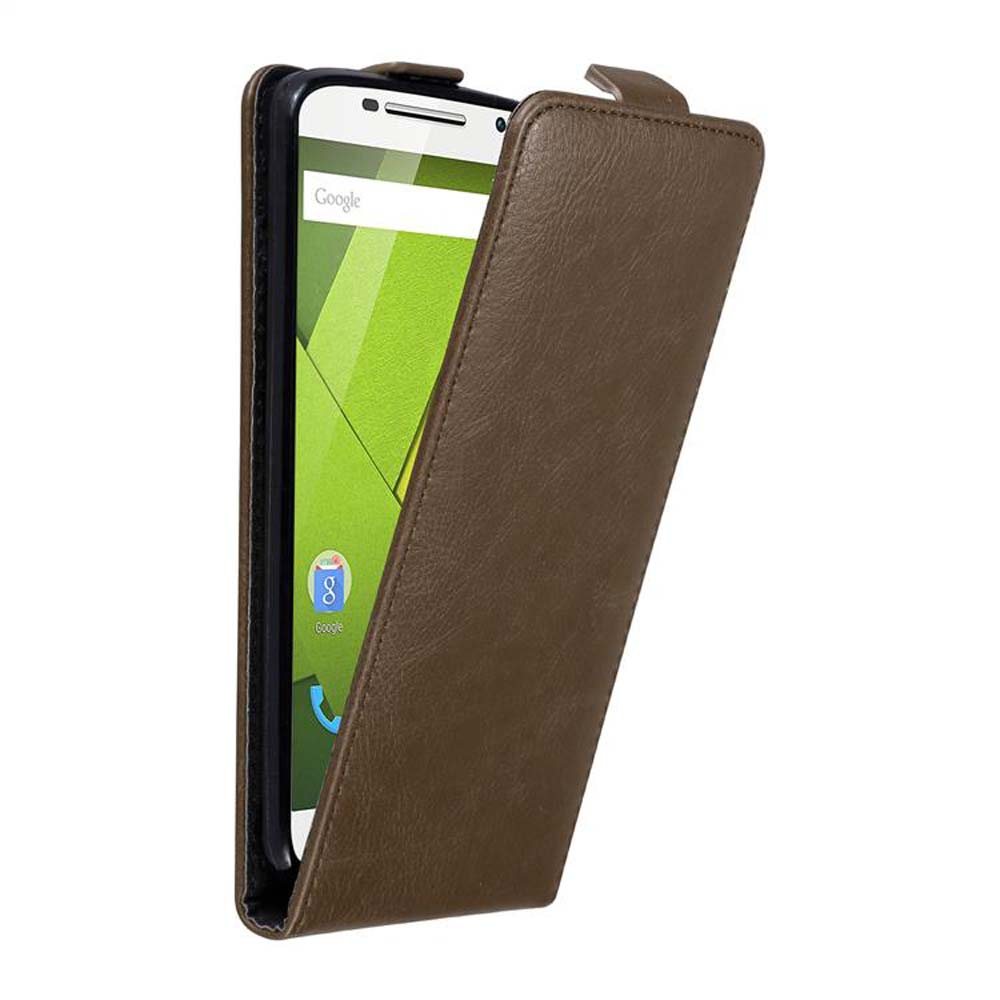 Funda marrón para teléfono abierta para revelar la pantalla del teléfono. El teléfono muestra el logotipo de Google.