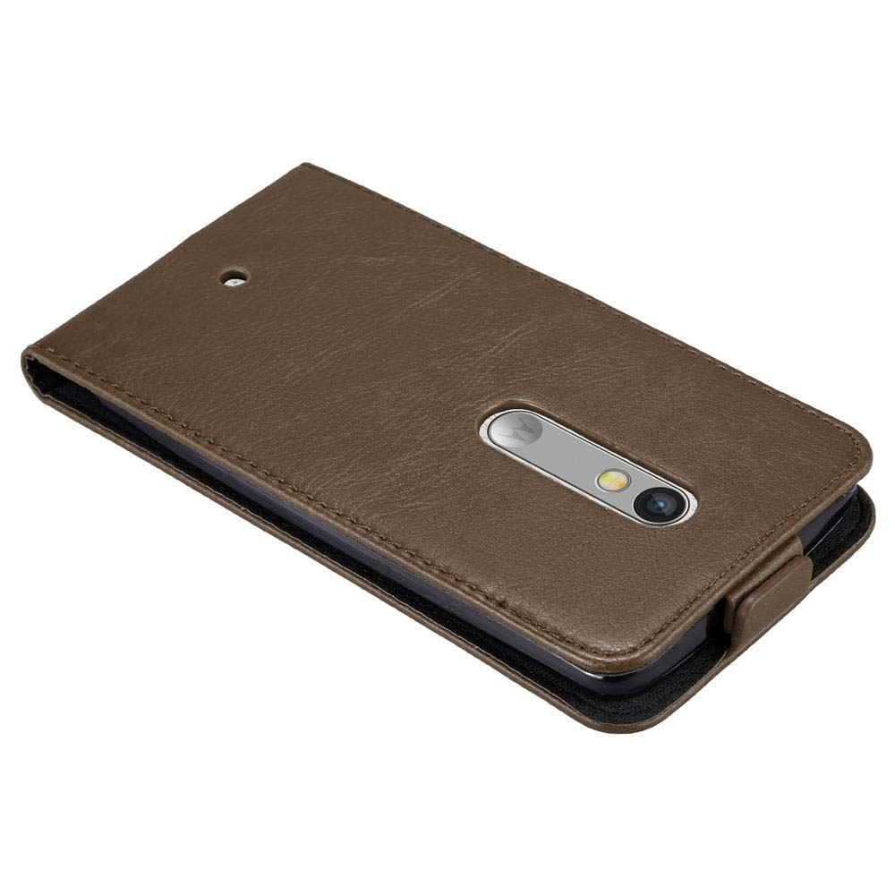 Funda de cuero marrón, abierta, mostrando el teléfono con su cámara.
