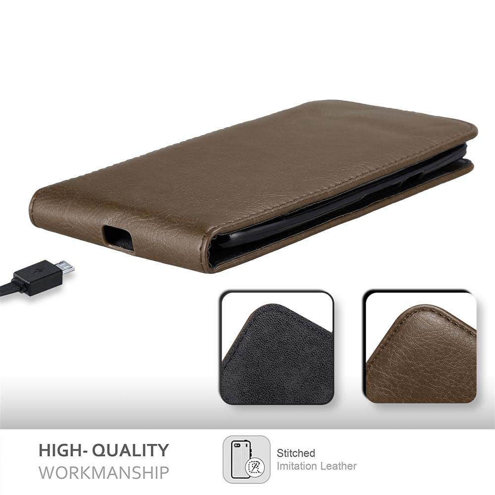 Funda de teléfono de cuero marrón con cable de carga e imágenes de detalle. Texto: Mano de obra de alta calidad.