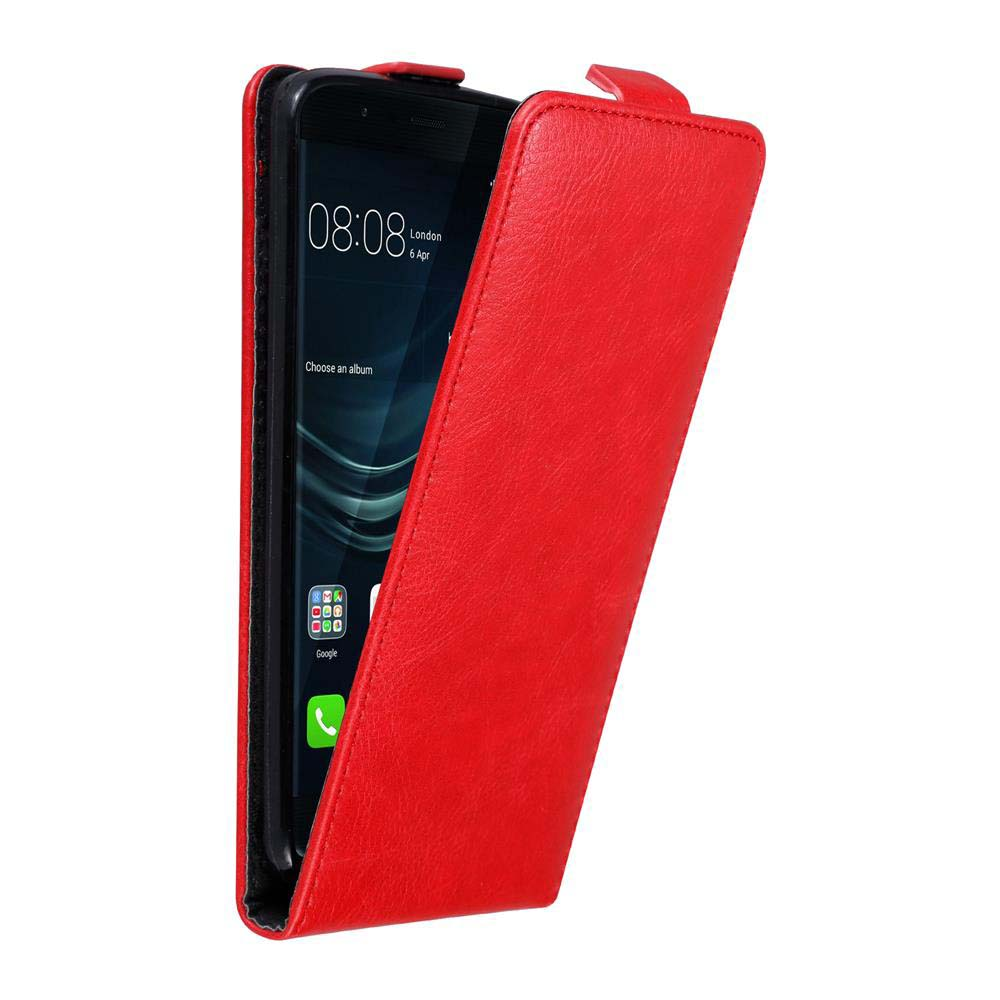 Una funda de teléfono roja con un teléfono dentro, abierta, sobre fondo blanco. La pantalla es visible.