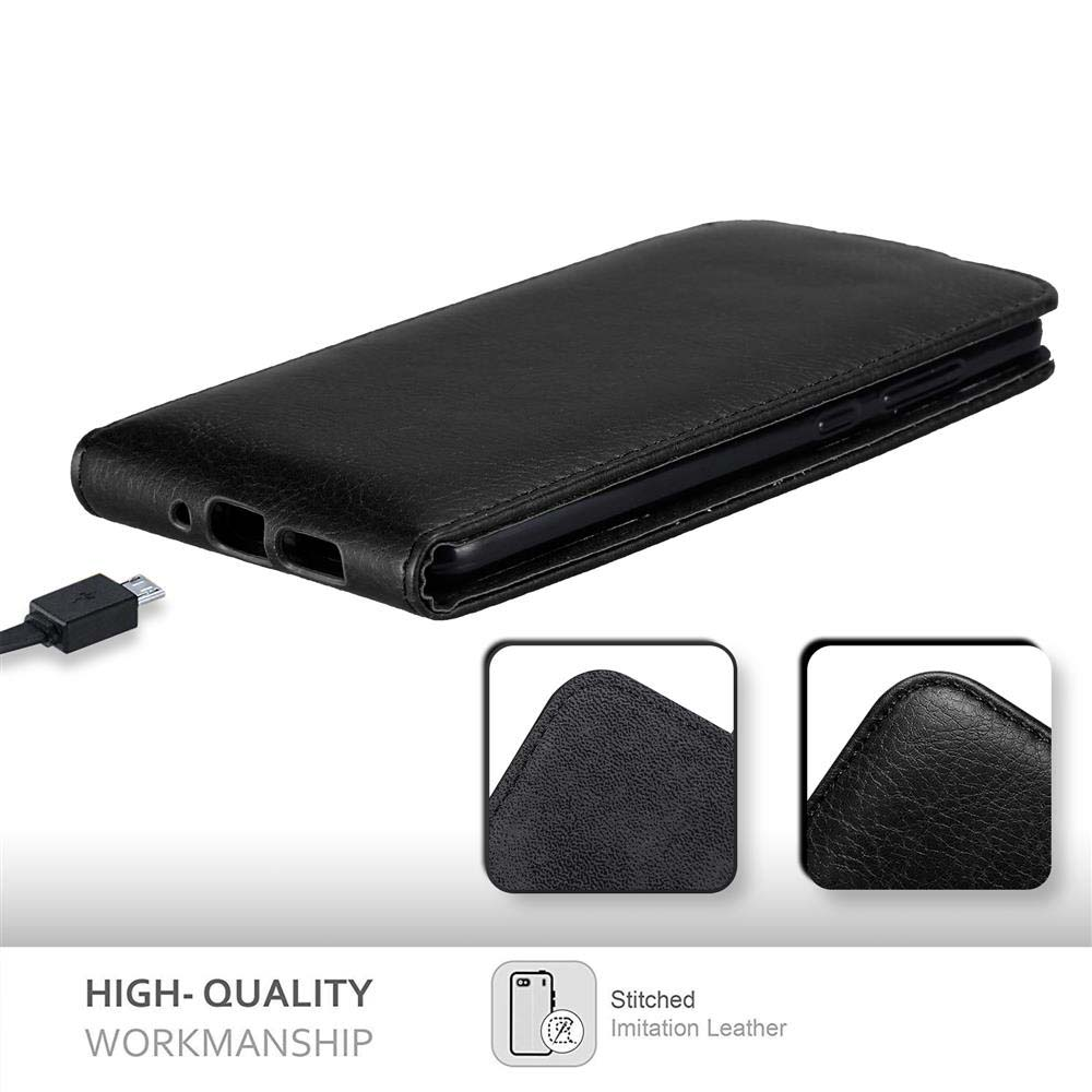 Schwarze Leder-Handyhülle, offen, Details zeigend. Links ein USB-Kabel.