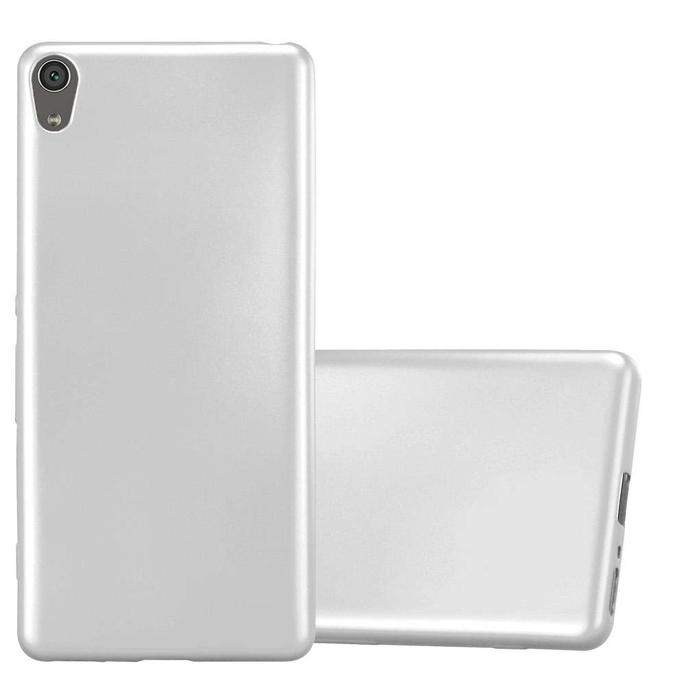 Dos fundas plateadas para teléfono. Una de pie, la otra tumbada. Fondo blanco.