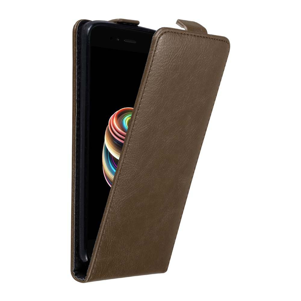 Custodia marrone con telefono dentro. Custodia aperta. Schermo con design colorato.