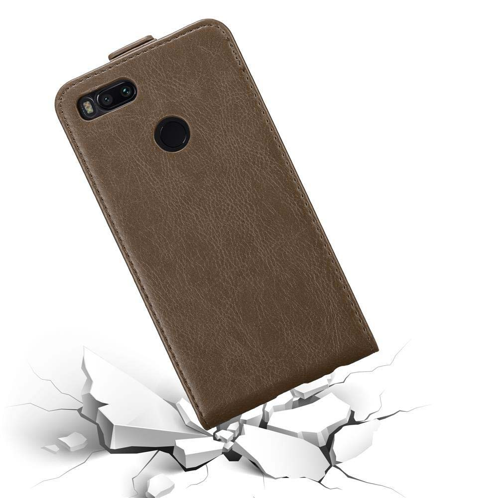Custodia in pelle marrone inclinata su superficie bianca con crepe. Telefono all'interno. Design di alta qualità.