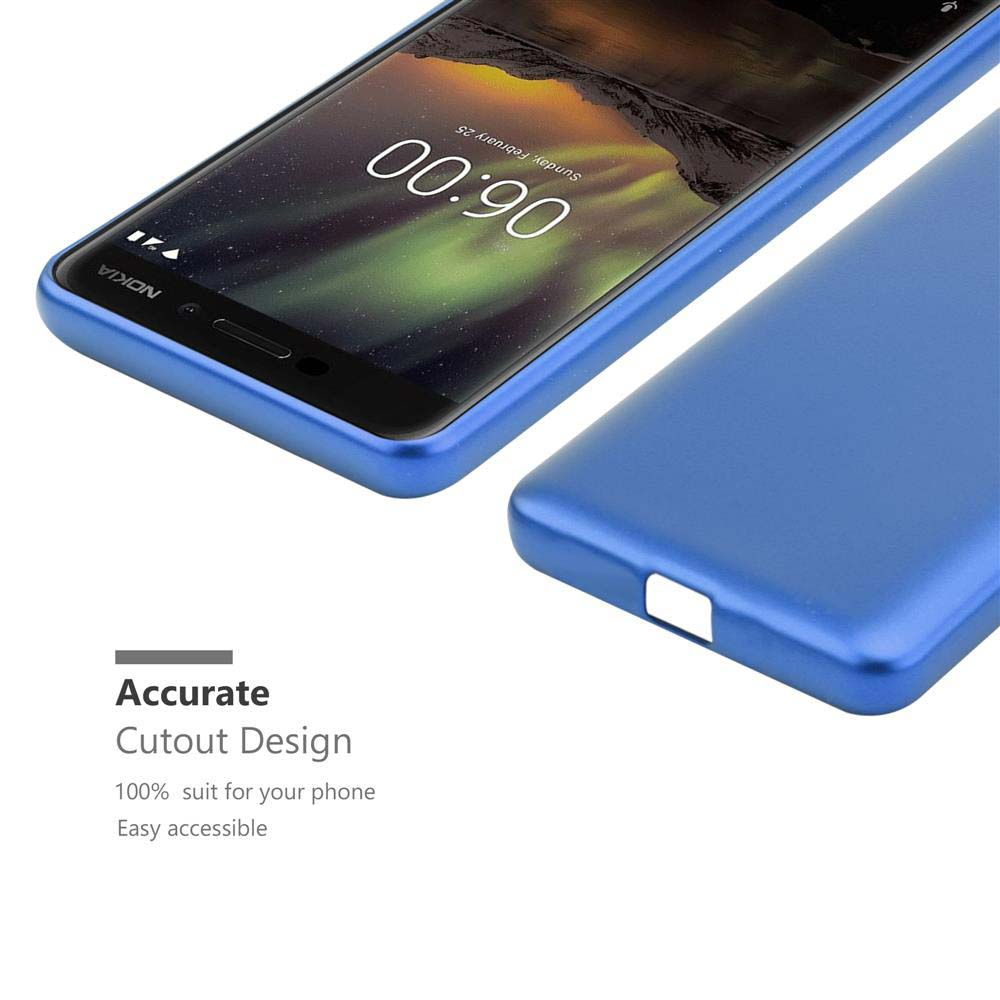 Blaue Handyhülle und Telefon. Das Telefon zeigt die Uhrzeit an. Weißer Hintergrund.