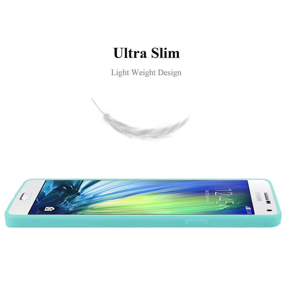 Ein Telefon in einer hellblauen Hülle. Eine Feder schwebt über der Hülle. Der Hintergrund ist weiß.