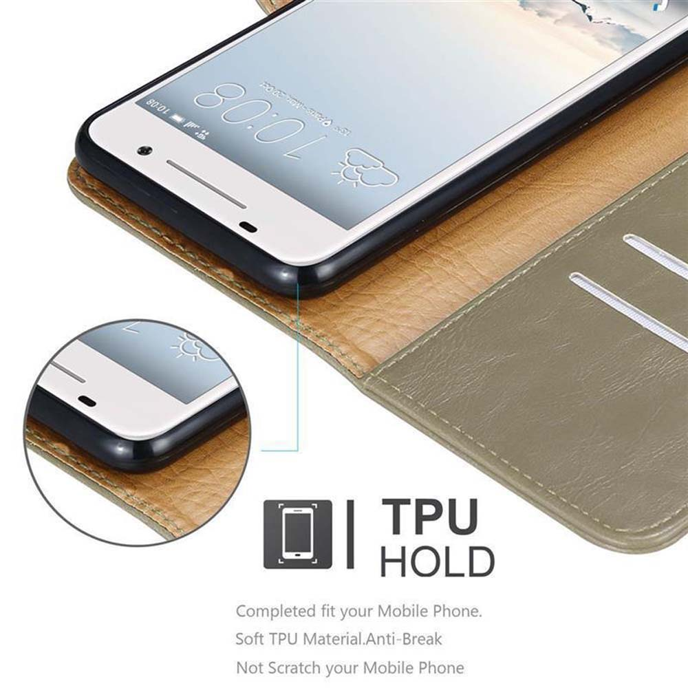 Se muestra un teléfono en una funda. La funda es marrón con un teléfono blanco y negro en el interior.