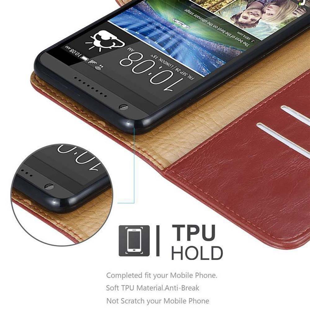 Telefono in una custodia in pelle marrone. La custodia è aperta. Sfondo rosso.