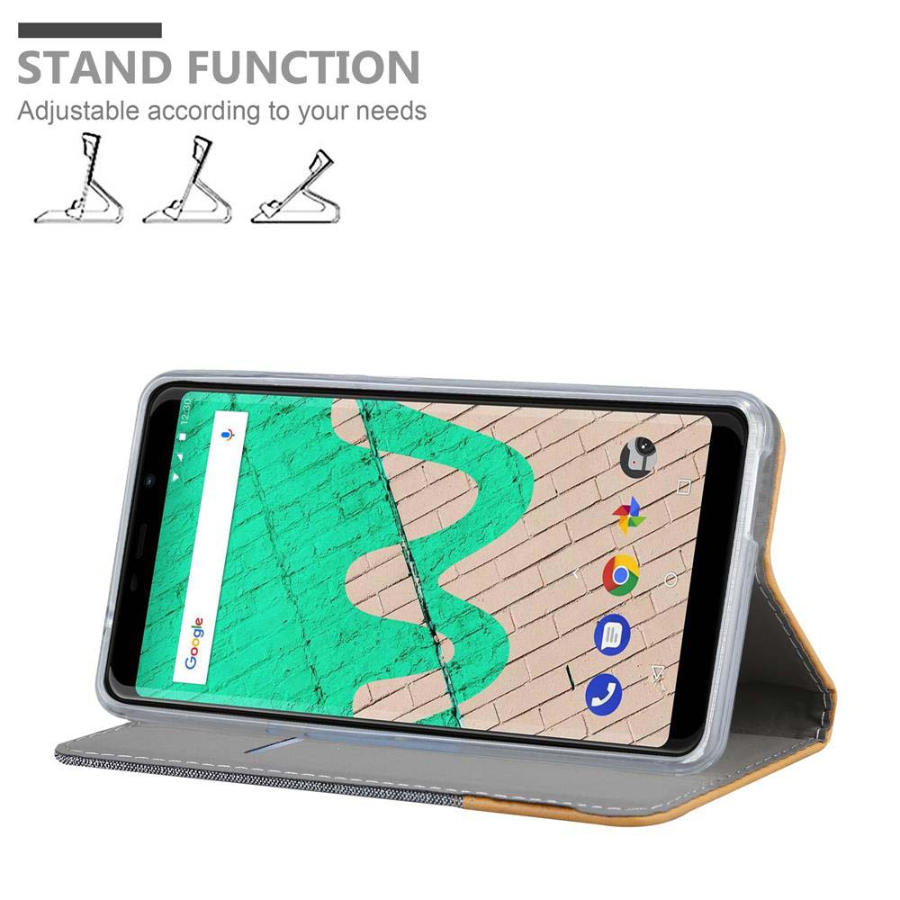 Telefono in custodia, puntellato. Lo schermo mostra un disegno a onde verdi e icone di app. Sfondo bianco con testo in alto.