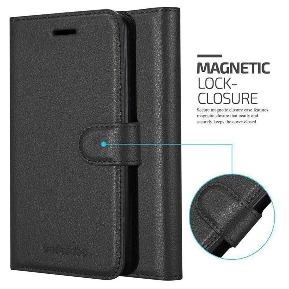 Eine schwarze Handyhülle ist geschlossen und zeigt einen Magnetverschluss. Die Hülle ist lederartig.