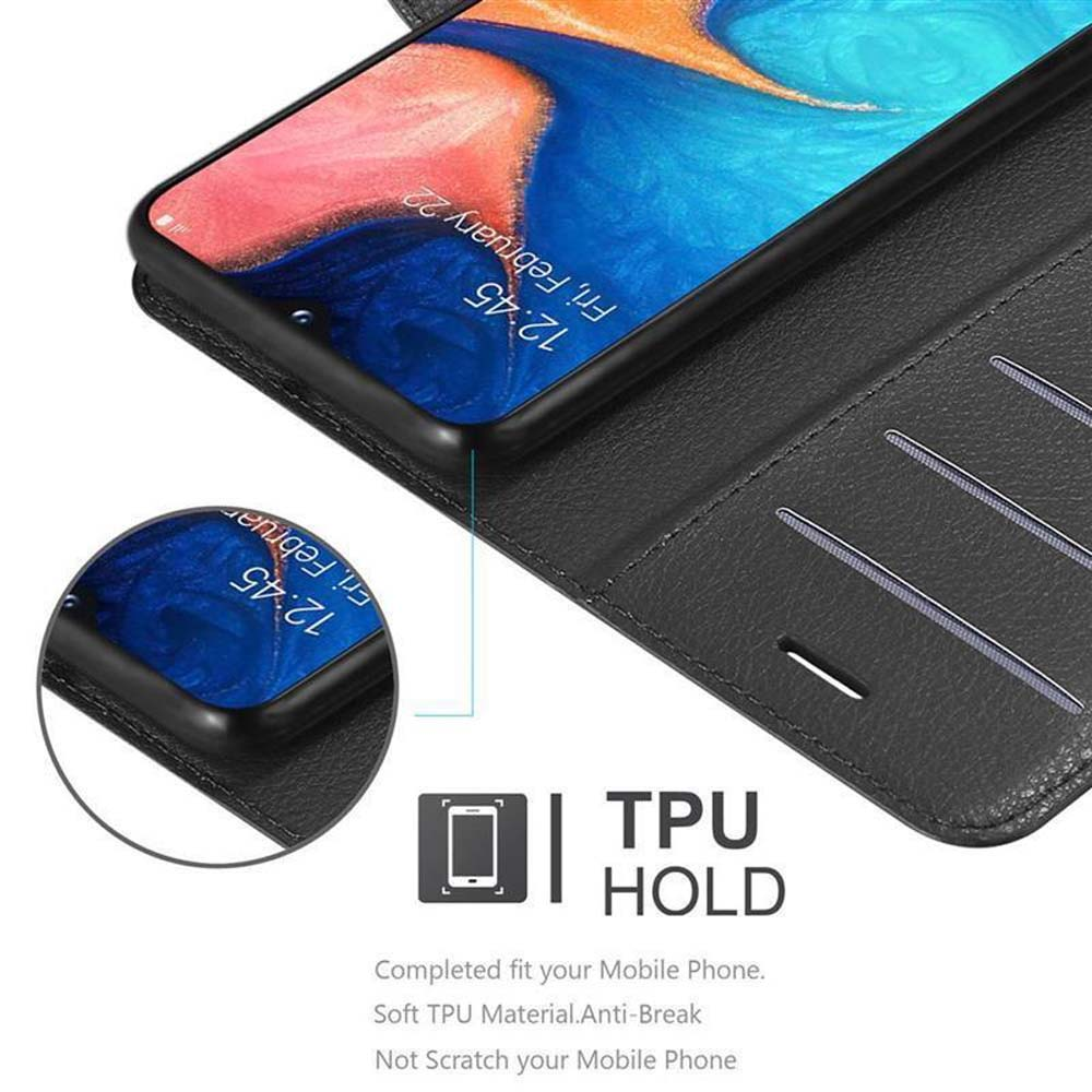 Telefon in einer Hülle. Text: TPU HOLD. Zeigt Bildschirm mit Uhrzeit. Schwarze Hülle mit Kartenfächern.