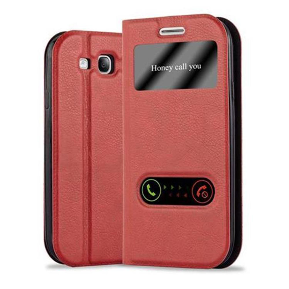 Funda roja para teléfono con tapa abierta. La pantalla muestra 'Honey call you'. Fondo blanco.