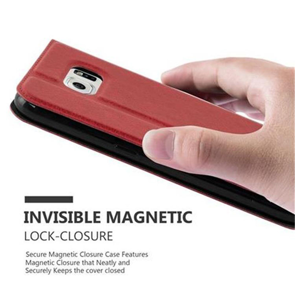 Mano che tiene una custodia rossa con telefono nero. Chiusura magnetica.